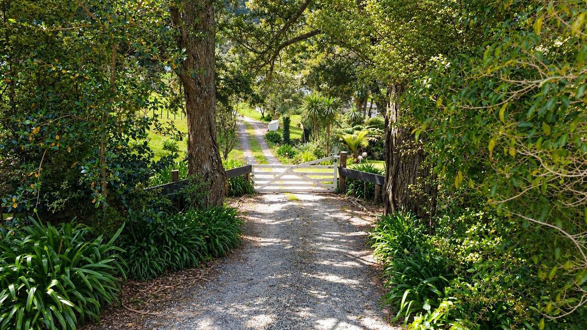 Puhoi Apartment | Kauri Cottage - a charming country hideaway in the historic village of Puhoi