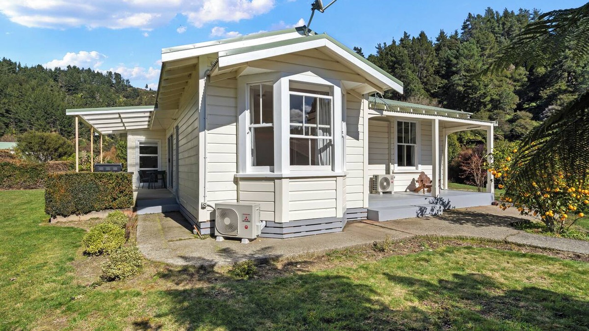 Kaiteriteri House | Kauri Cottage at Marble Hills - Marahau Holiday Home