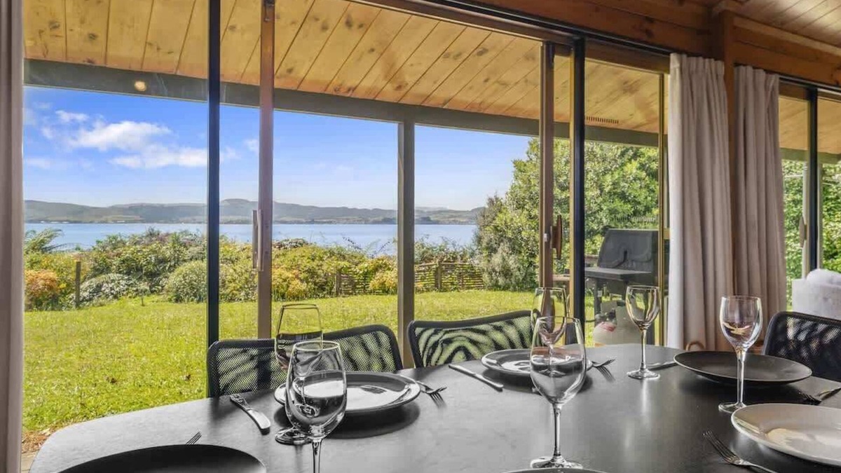 Kawaha Point House | Kawaha on the Lake - Private Beach & Kayaks
