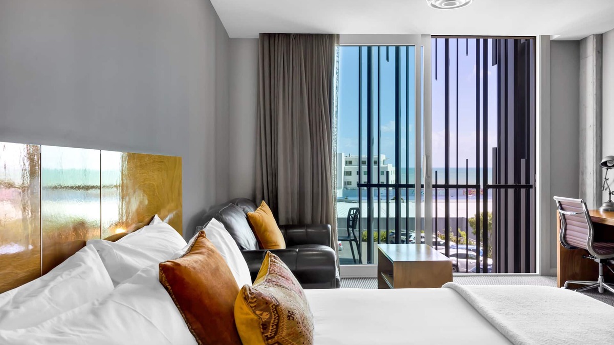 New Plymouth CBD Hotel | King and Queen Hotel Suites