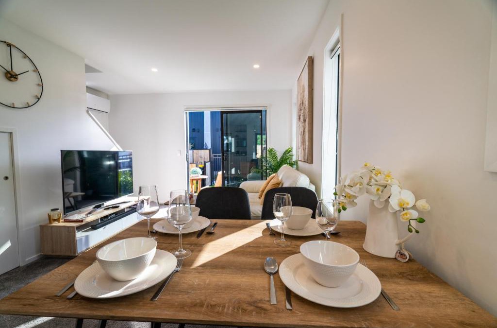 Christchurch City Centre Apartment | King bed on Hagley Park corner in the CBD