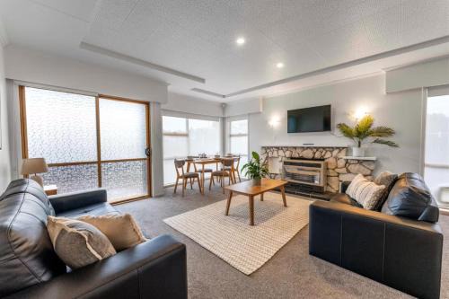Two Mile Bay House | King's Crossing-7 min walk to Sail Club and lake walks-5 mins to Landing