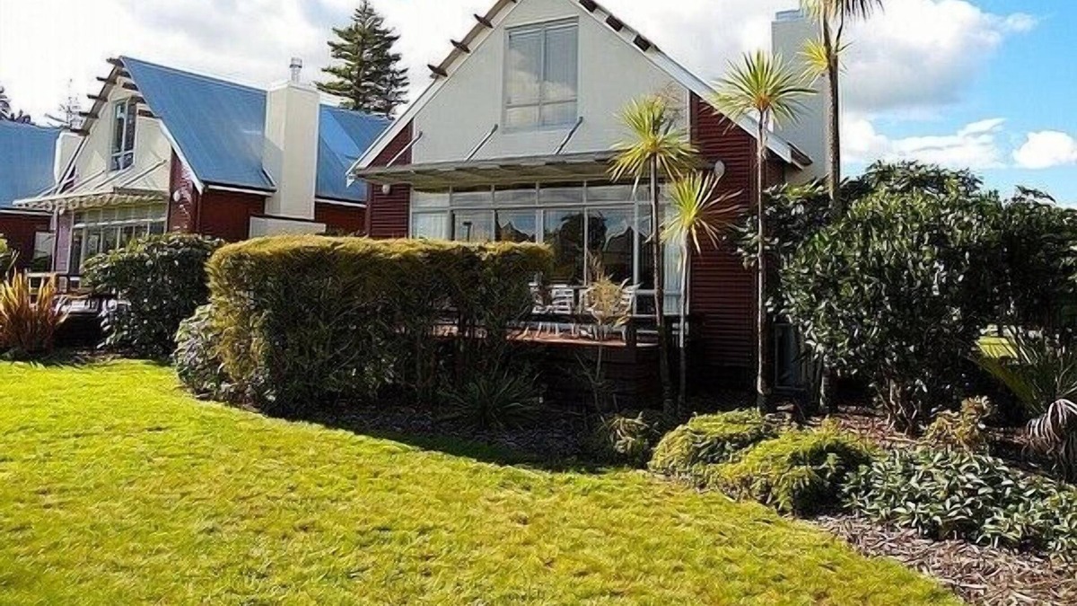 Okere Falls Cottage | Kingfisher - Hamurana Holiday Home