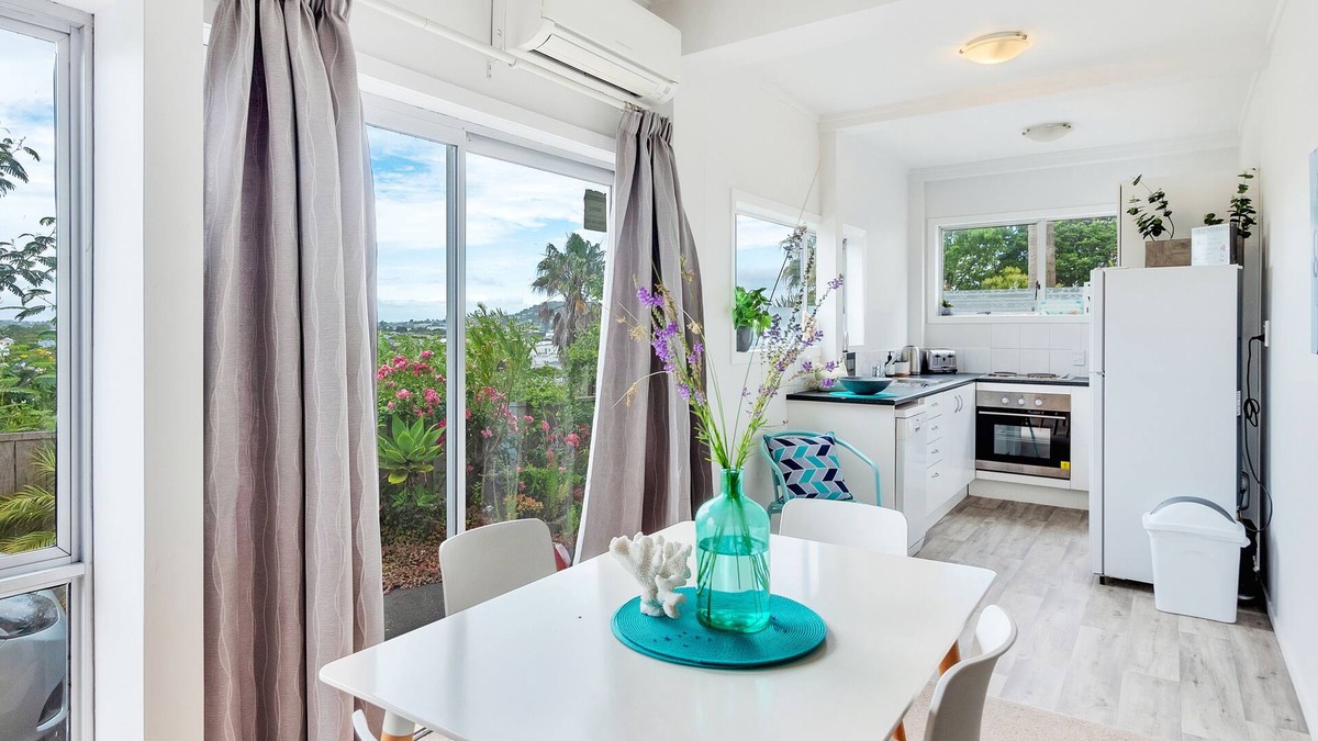 Mount Eden House | Kingsland Contemporary 2BR with Carpark