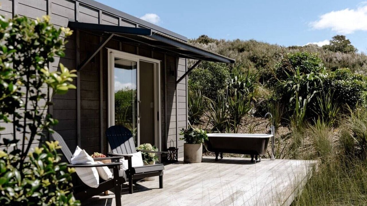 Tawharanui House | Kiwi Calls & Manuka Trees - Bluestone Studio