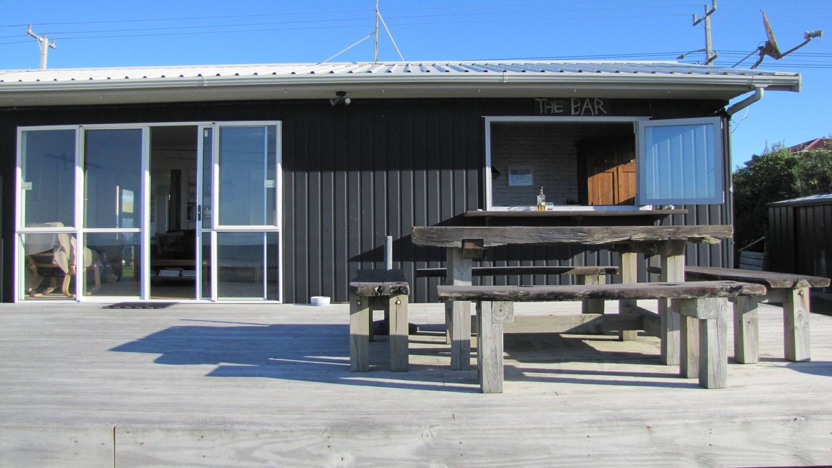 Pukehina House | Kiwiana Beach Bach