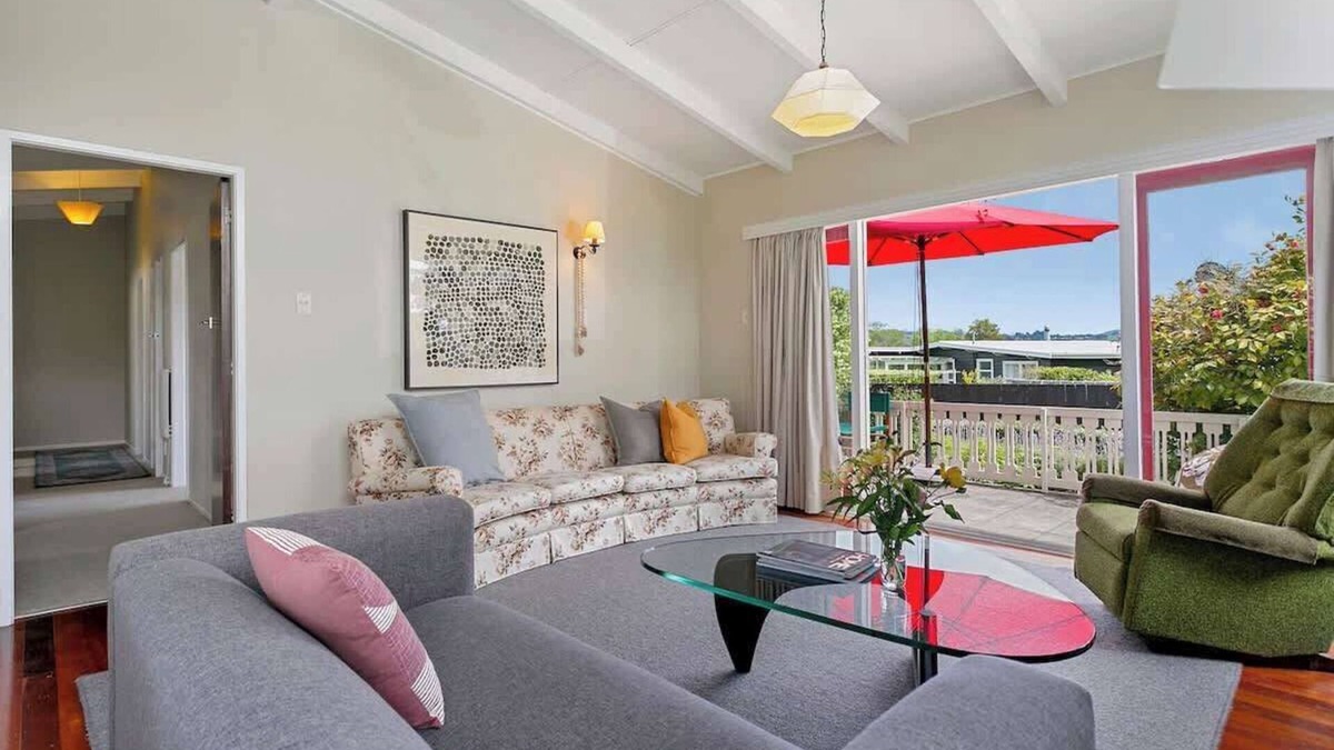Rainbow Point House | Kiwiana Cottage 1 minute walk to the lake