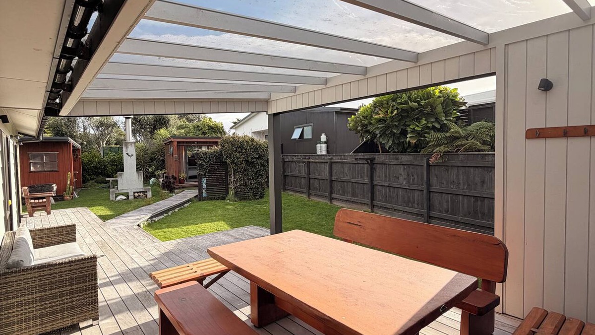 Waikanae House | Kiwiana themed bach, perfect for family getaways or a retreat near the beach!