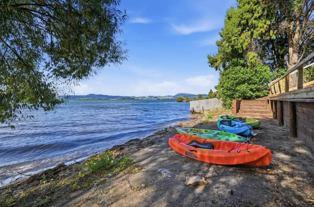 Kawaha Point House | Koutu Hideaway By The Lake with Kayaks