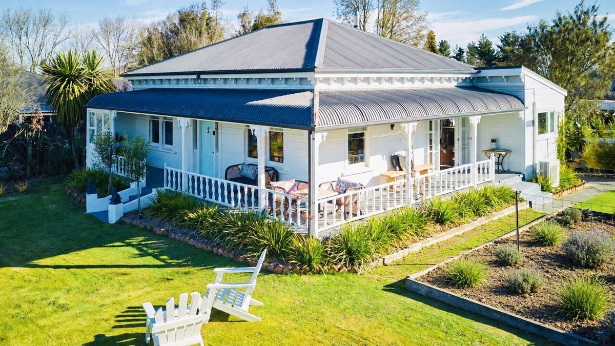 Geraldine House | Lady Geraldine Boutique Adults Only Villa & Guesthouse. Plus NZ made Hottub