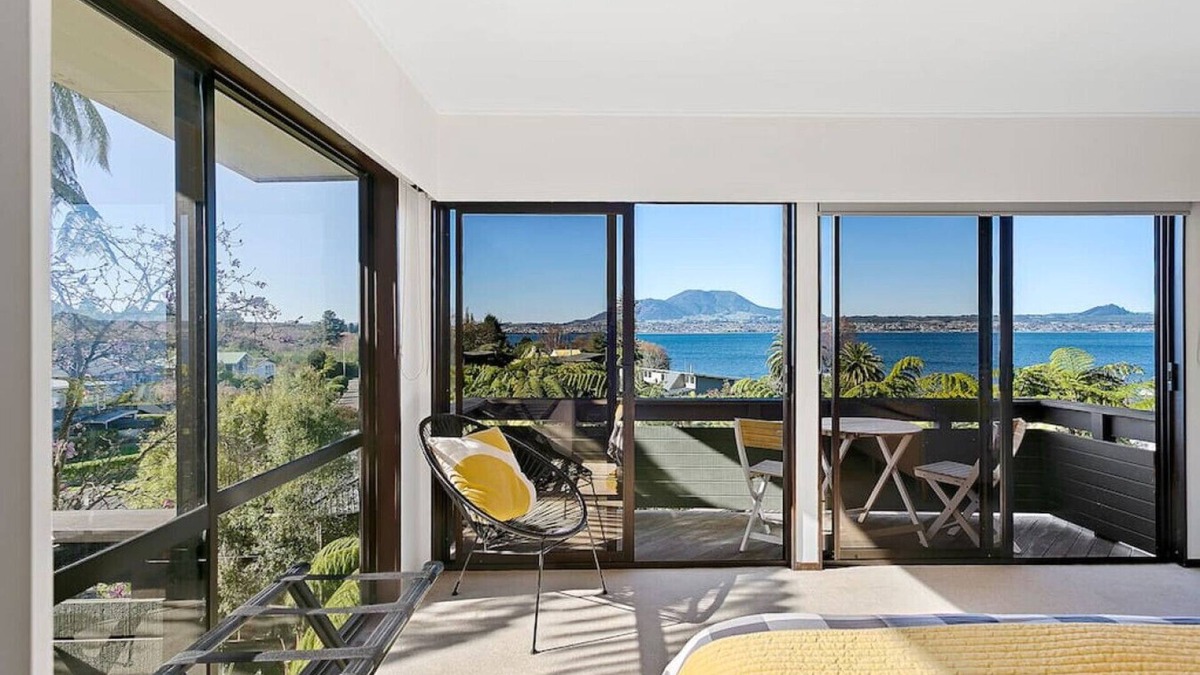 Taupo Apartment | Lago Vista - amazing lake views and location, spacious, private, modern and warm