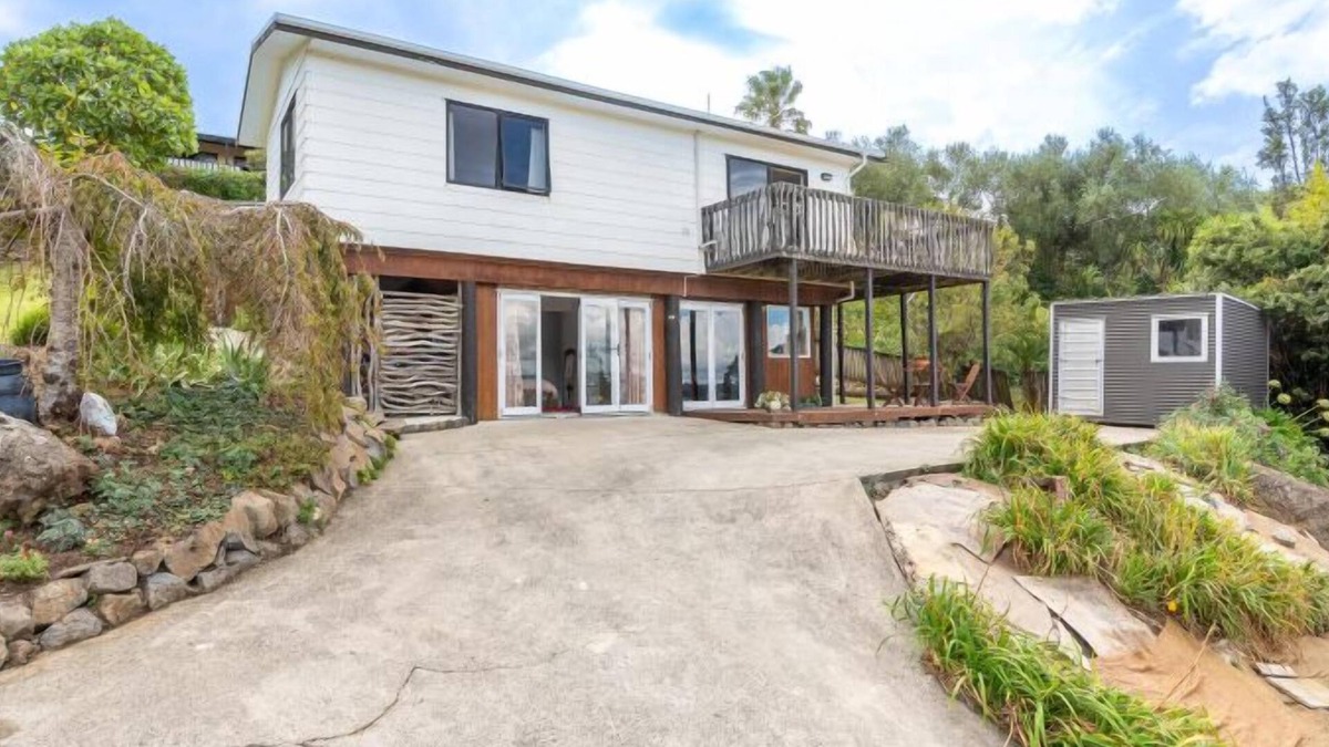 Raglan House | Laid-Back Raglan Living – Upstairs Family Home Near Surf & Shops