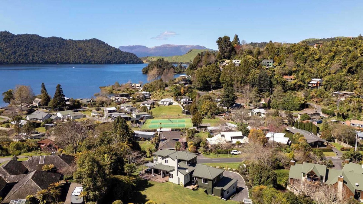 Lake Okareka House | Lake Ōkareka - Spa Pool, Games Room, Sleeps 13