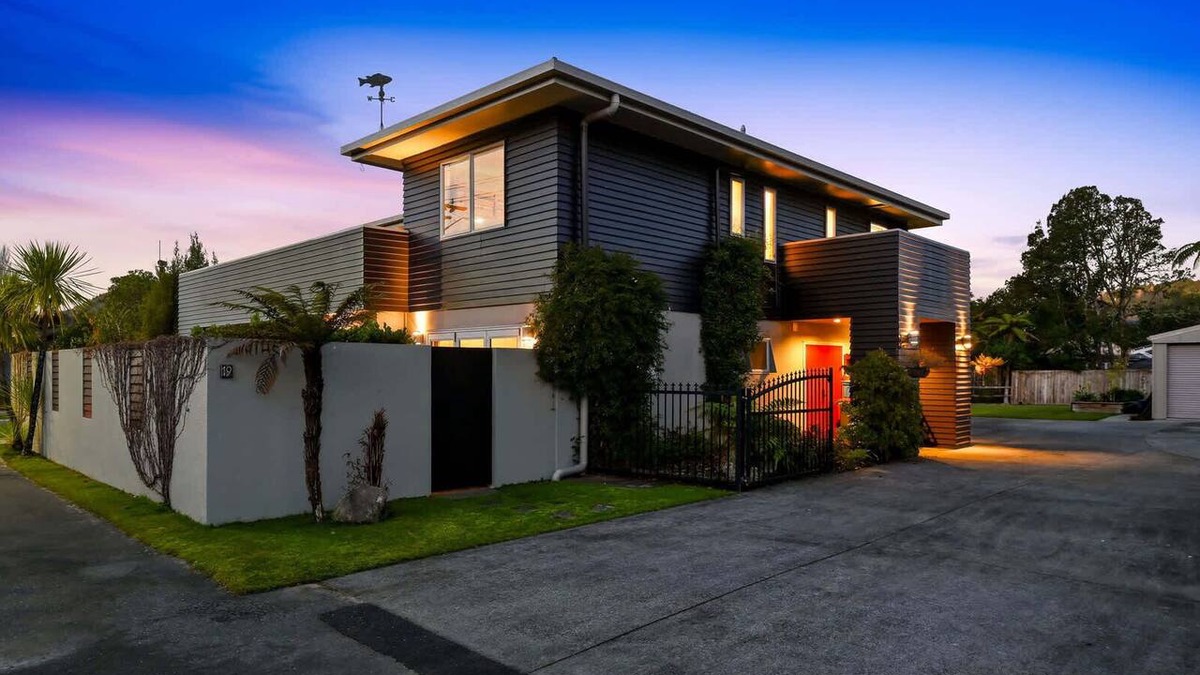 Lake Okareka House | Lake Ōkareka - Spa Pool & Log Fire, Sleeps 12
