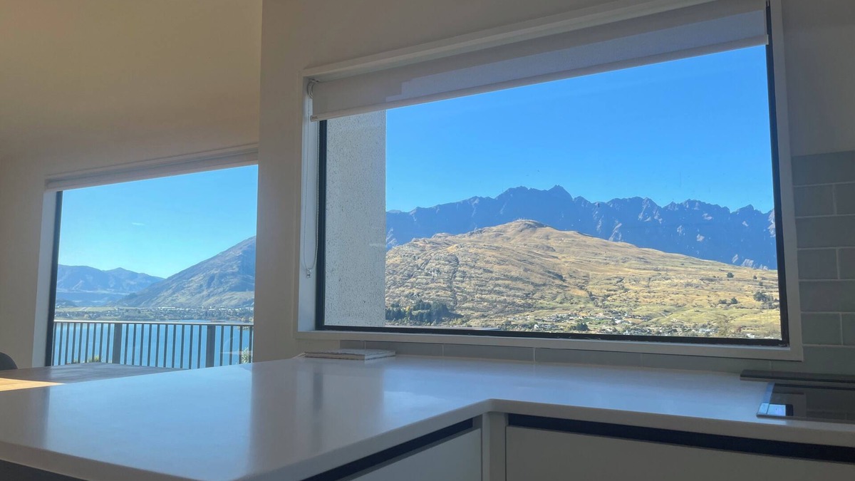 Queenstown House | Lake and Mountain Views 3 Bedroom House Close to town and Airport