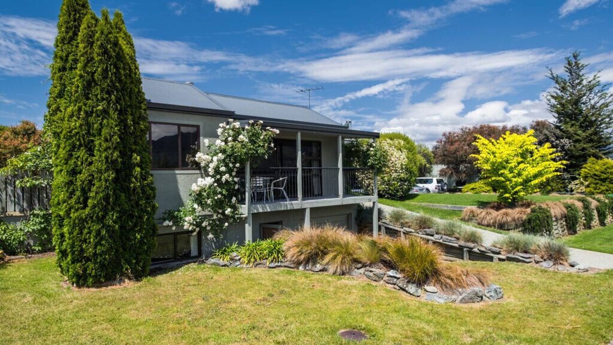 Wanaka Cottage | Lake and Mountain Views - Wanaka Holiday Home