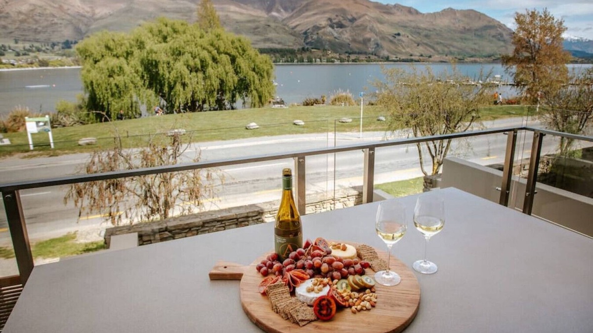 Wanaka Apartment | Lake Edge | Central lakefront apartment | 3 bed