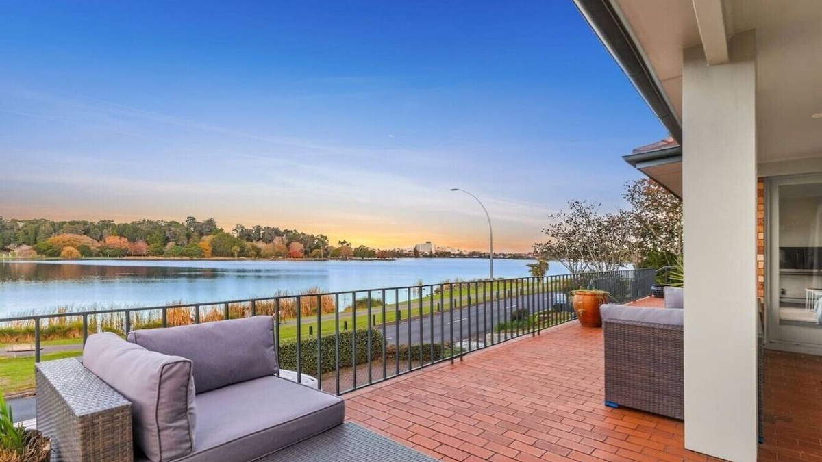 Frankton House | Lake Front Home Kids Welcome 5 Bedroom