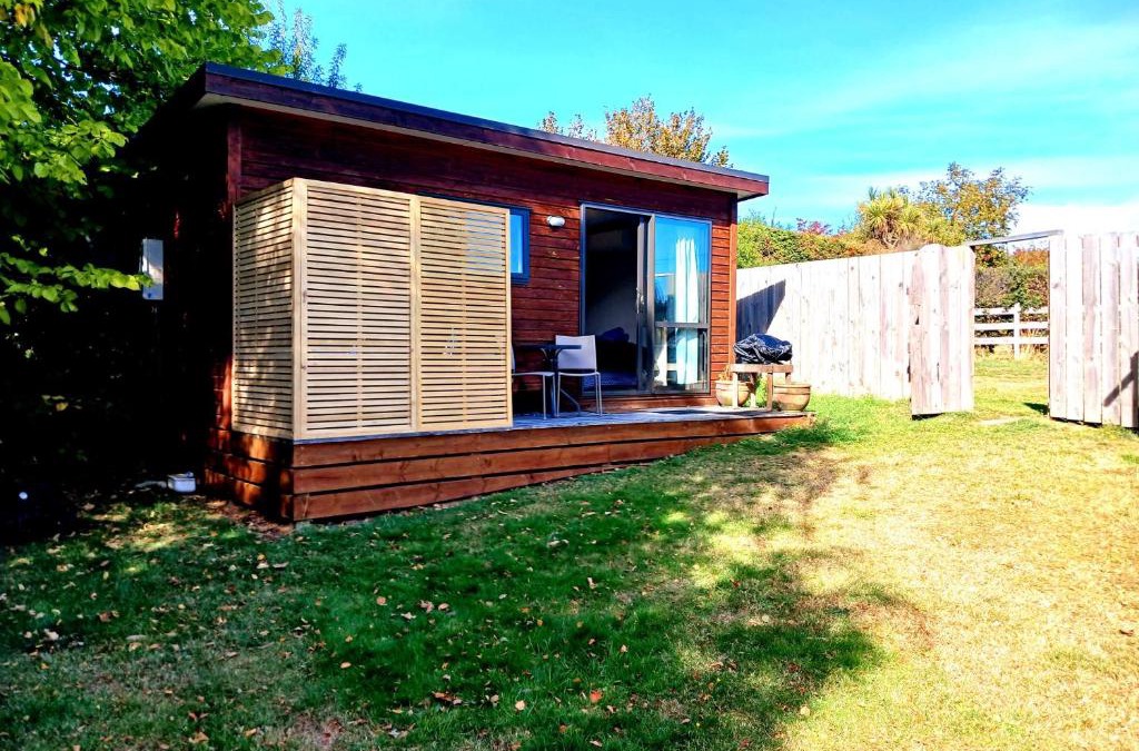Lake Hawea House | Lake Hawea Cabin with Mountain Views- OUTDOOR BATH!