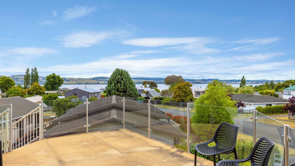 Wharewaka House | Lake house with panoramic view