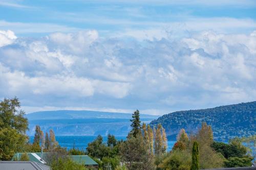 Kinloch House | Lake Life Kinloch - Taupo Holiday Home