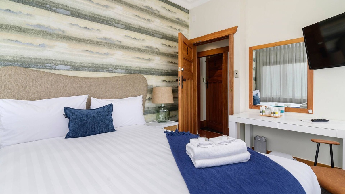 Rotorua Bed & Breakfast | Lake Lodge B&B Rotorua - Adults Only