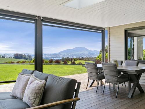 Acacia Bay House | Lake Taupō Luxury Views with Spa Pool