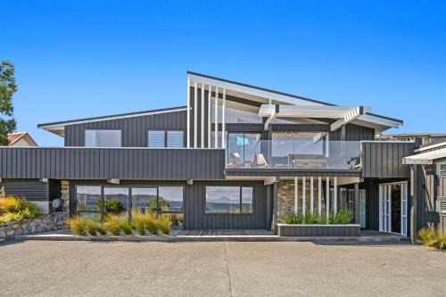 Waipahihi Villa | Lake Terrace Lodge - Luxury Taupo Accommodation