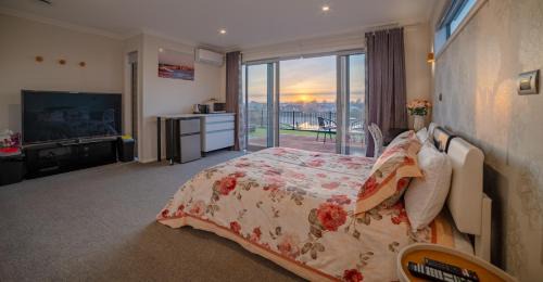 Hamilton House | Lake view, private access room & private Bathroom