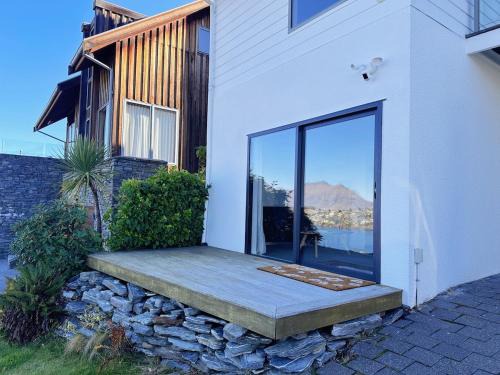 Queenstown House | Lake view retreat Studio