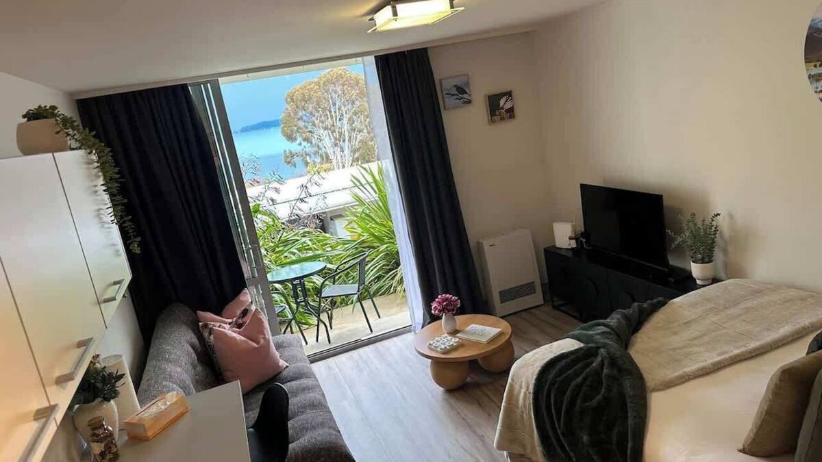 Frankton Apartment | Lake View Studio & Balcony Sleeps 3