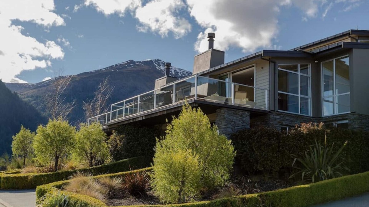 Queenstown City Centre House | Lake View Villa | Great location | Amazing views
