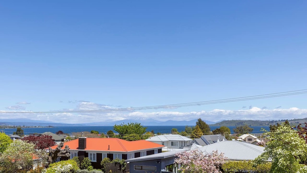 Taupo House | Lake Views, Walk to Lake & Town