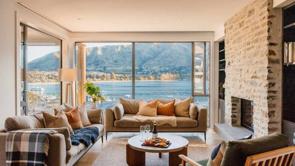 Wanaka Apartment | Lakefront apartment | Walking distance to town | Pool | Spa | Gym