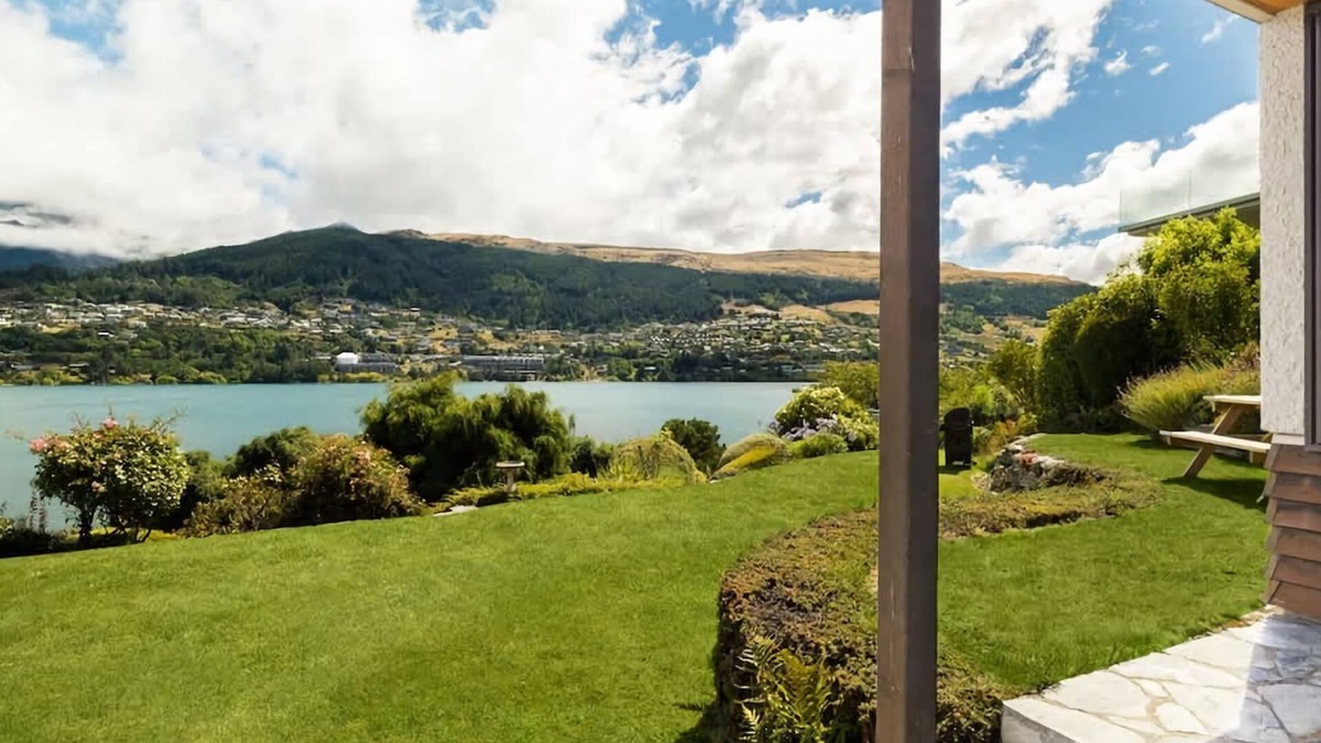 Kelvin Heights Apartment | Lakefront Cottage - Cozy retreat in Kelvin Heights offering stunning views.