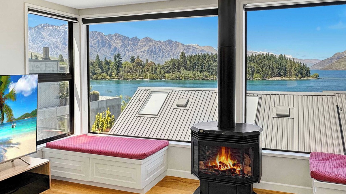 Queenstown Apartment | Lakefront Location | Walk to Town | Family Stay