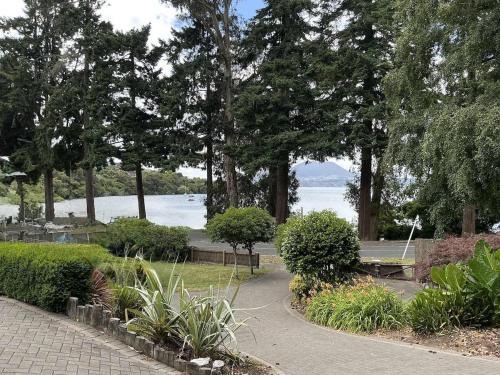 Acacia Bay House | Lakefront on Acacia Bay