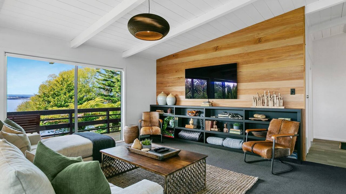 Acacia Bay House | Lakefront Paradise