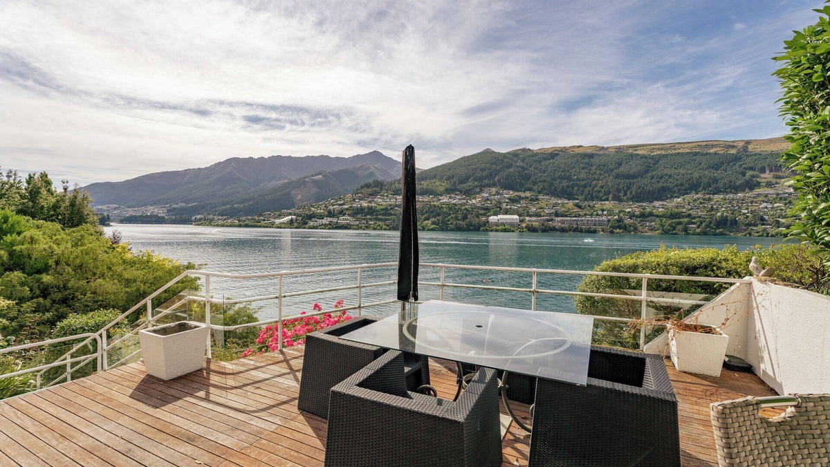 Kelvin Heights House | Lakefront Serenity - Queenstown Holiday Home