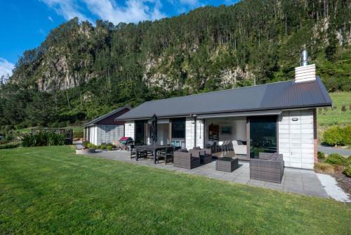 North Island House | Lakehouse Retreat Whakamaru Holiday Home