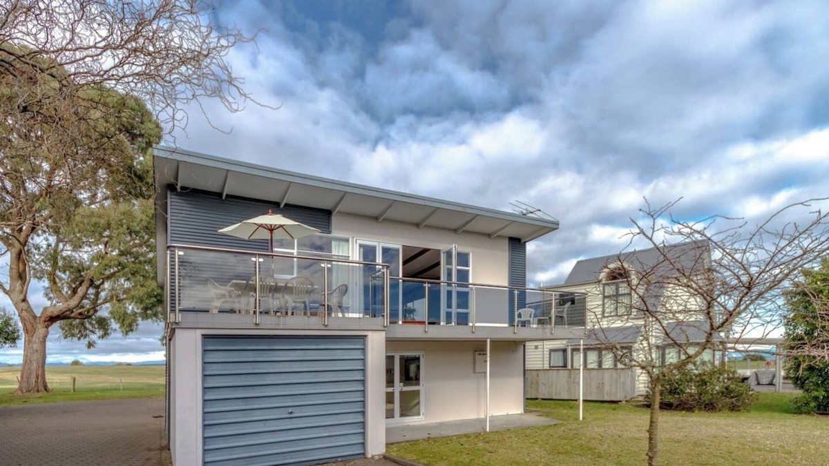 Wharewaka House | Lakeside Delight with Mountain Views