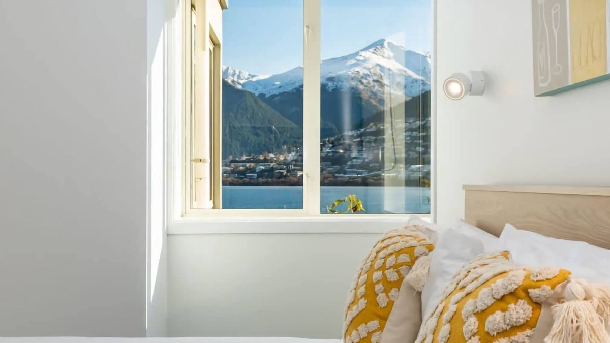 Kelvin Heights Apartment | Lakeside Escape - A peaceful Kelvin Heights retreat overlooking Lake Wakatipu.