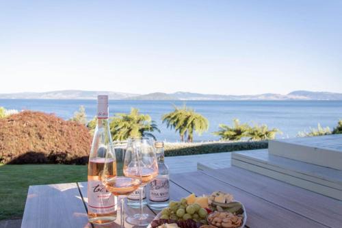 Hamurana House | Lakeside Haven | Private Beach, Kayaks, Sleeps 8
