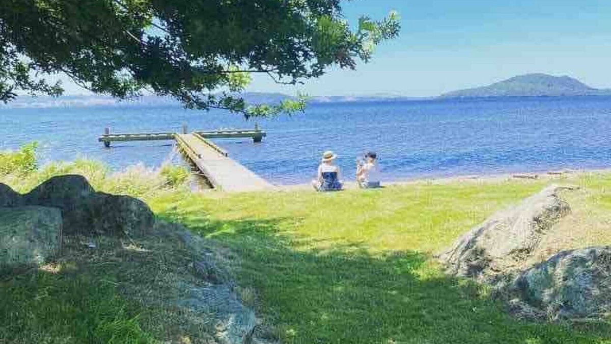 Kawaha Point House | Lakeside Living | 5BR Retreat | Kayaks & BBQ Deck