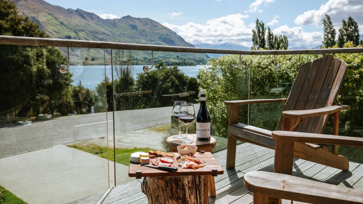 Wanaka House | Lakeside Road · Large vacation home beside Lake Wanaka.