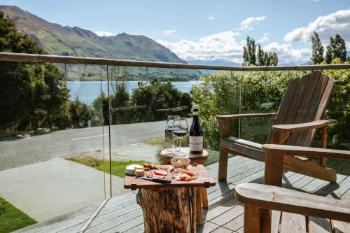Wanaka House | Lakeside Road - Sleeps 8 - Lake Views - Lake Front