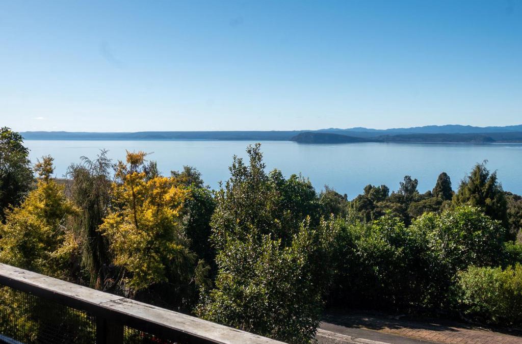 Omori House | Lakeside Stunner - Omori Holiday Home