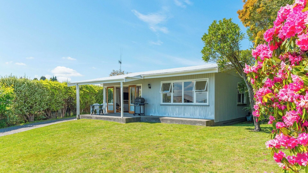 Taupo Cottage | Lakeview Cottage - Rainbow Point Holiday Home