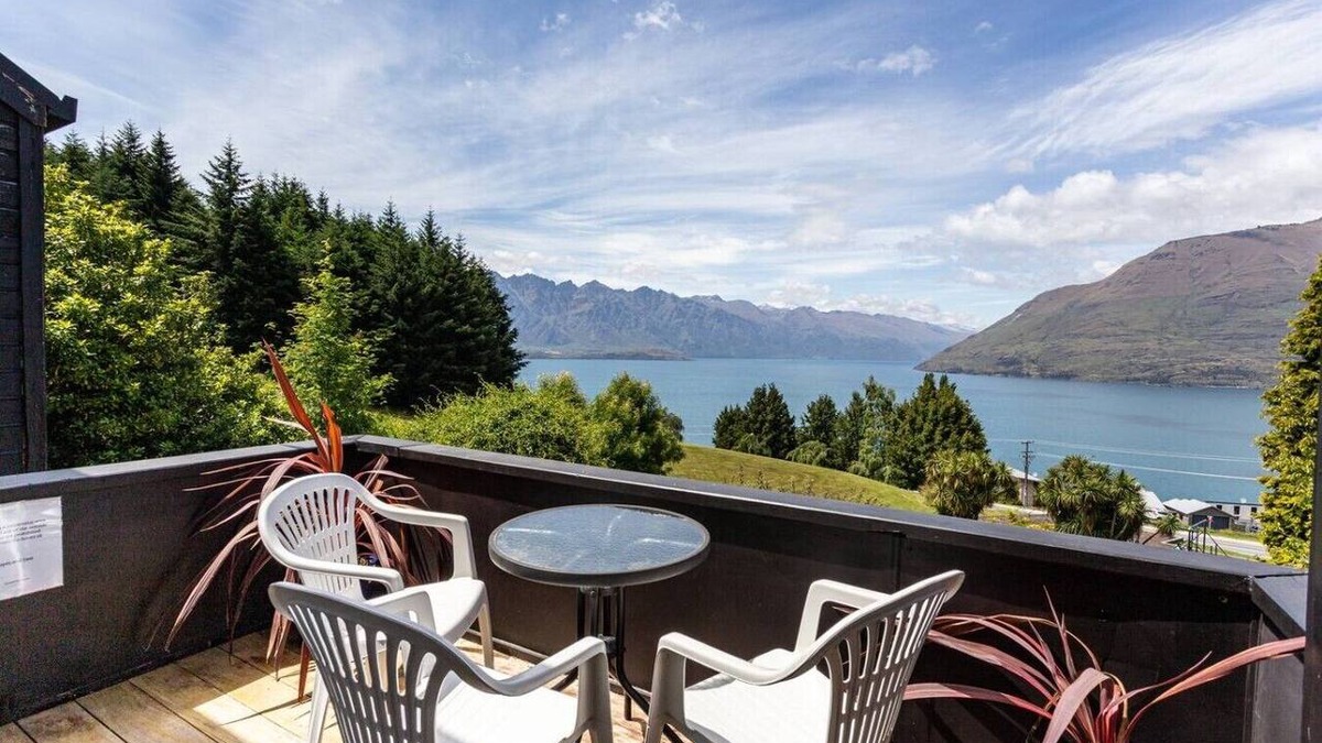 Fernhill House | Lakeview Home | Spa Pool | Sleeps 14 | 5 Min Town