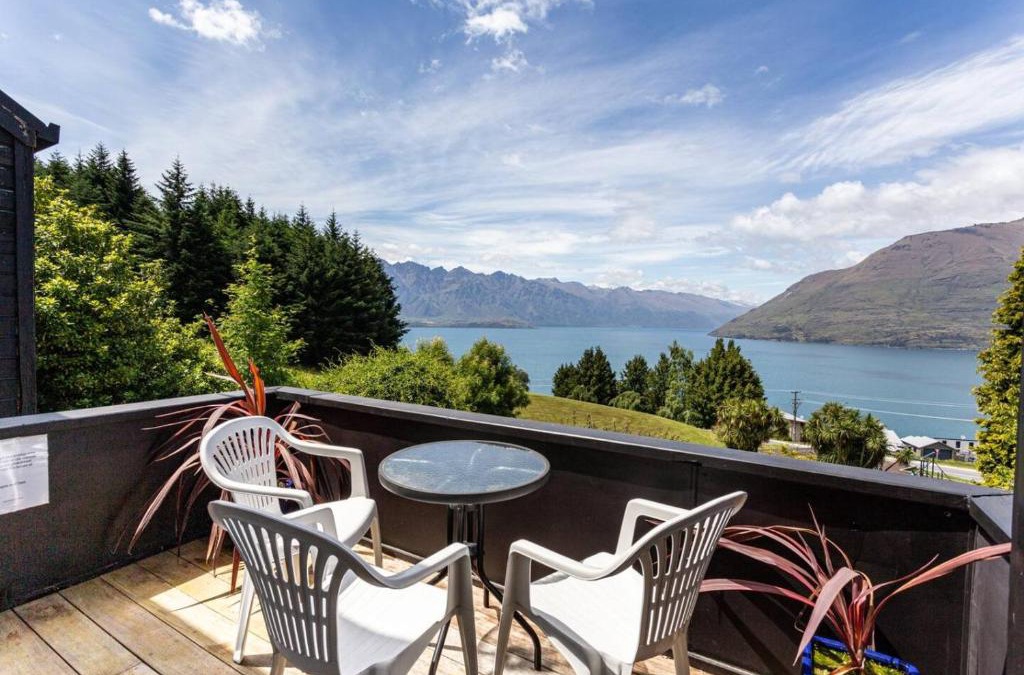 Fernhill House | Lakeview Home With Spa Pool